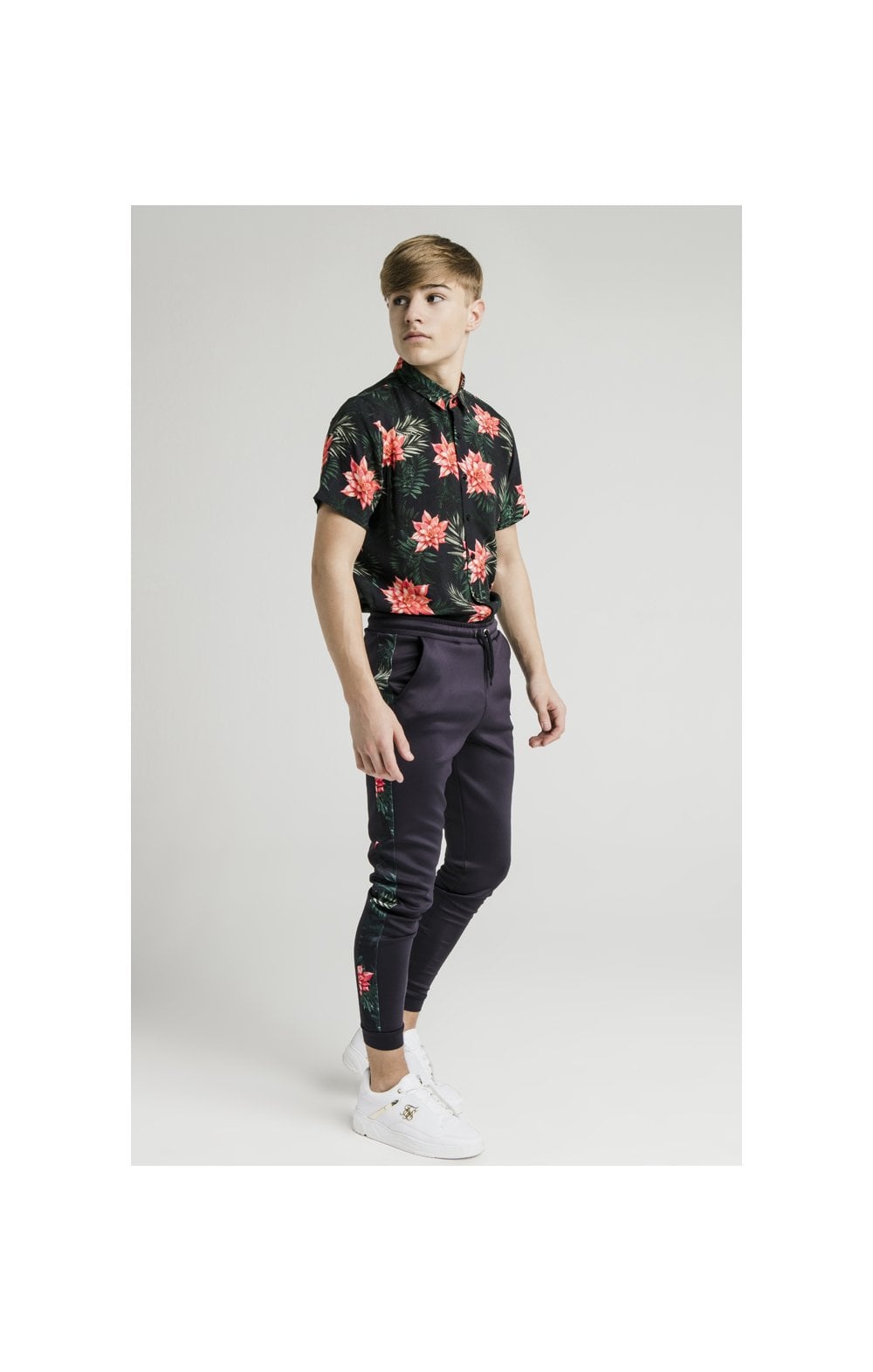 Load image into Gallery viewer, Illusive London Resort Shirt - Navy Floral (3)