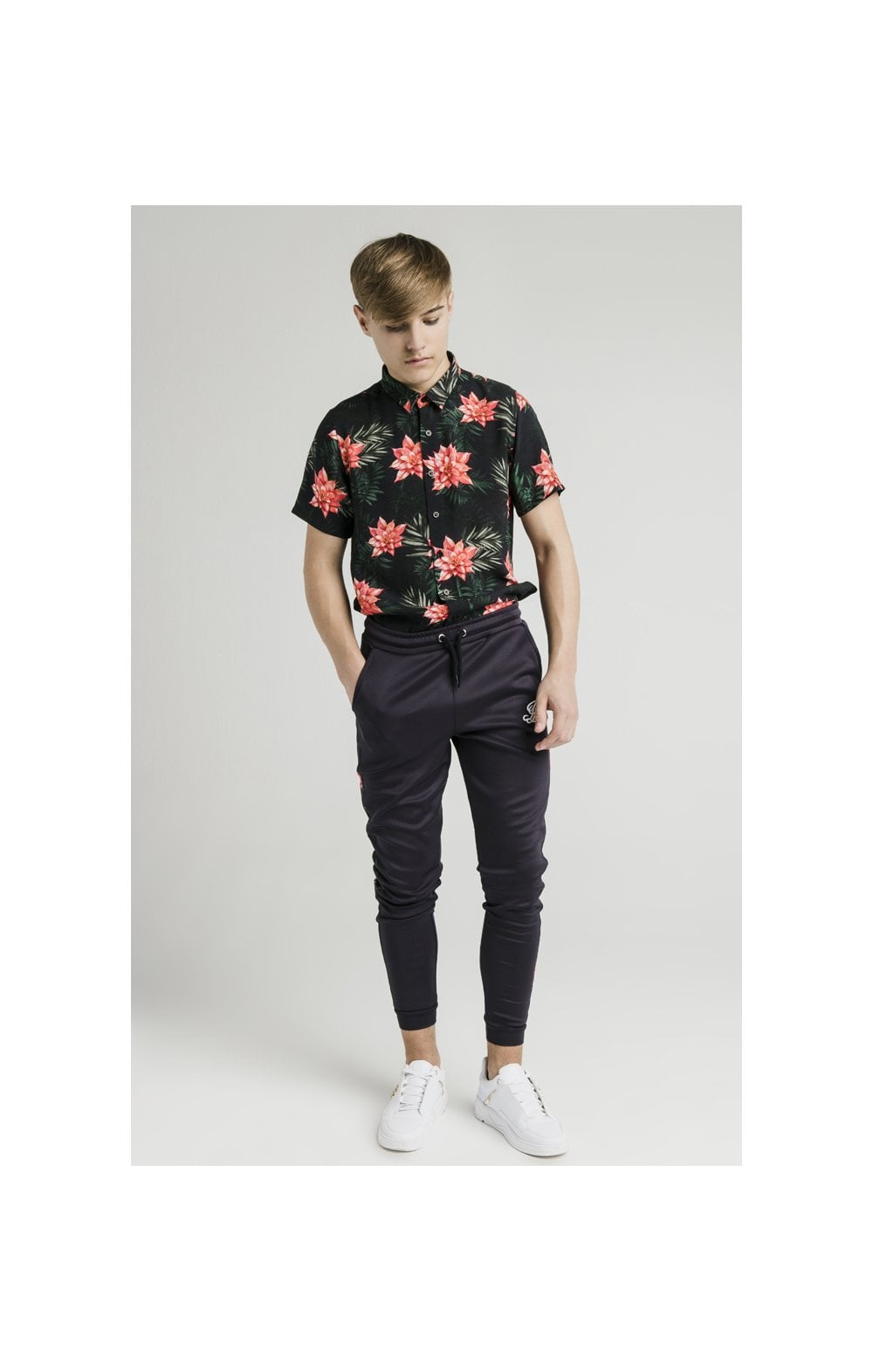 Load image into Gallery viewer, Illusive London Resort Shirt - Navy Floral (4)