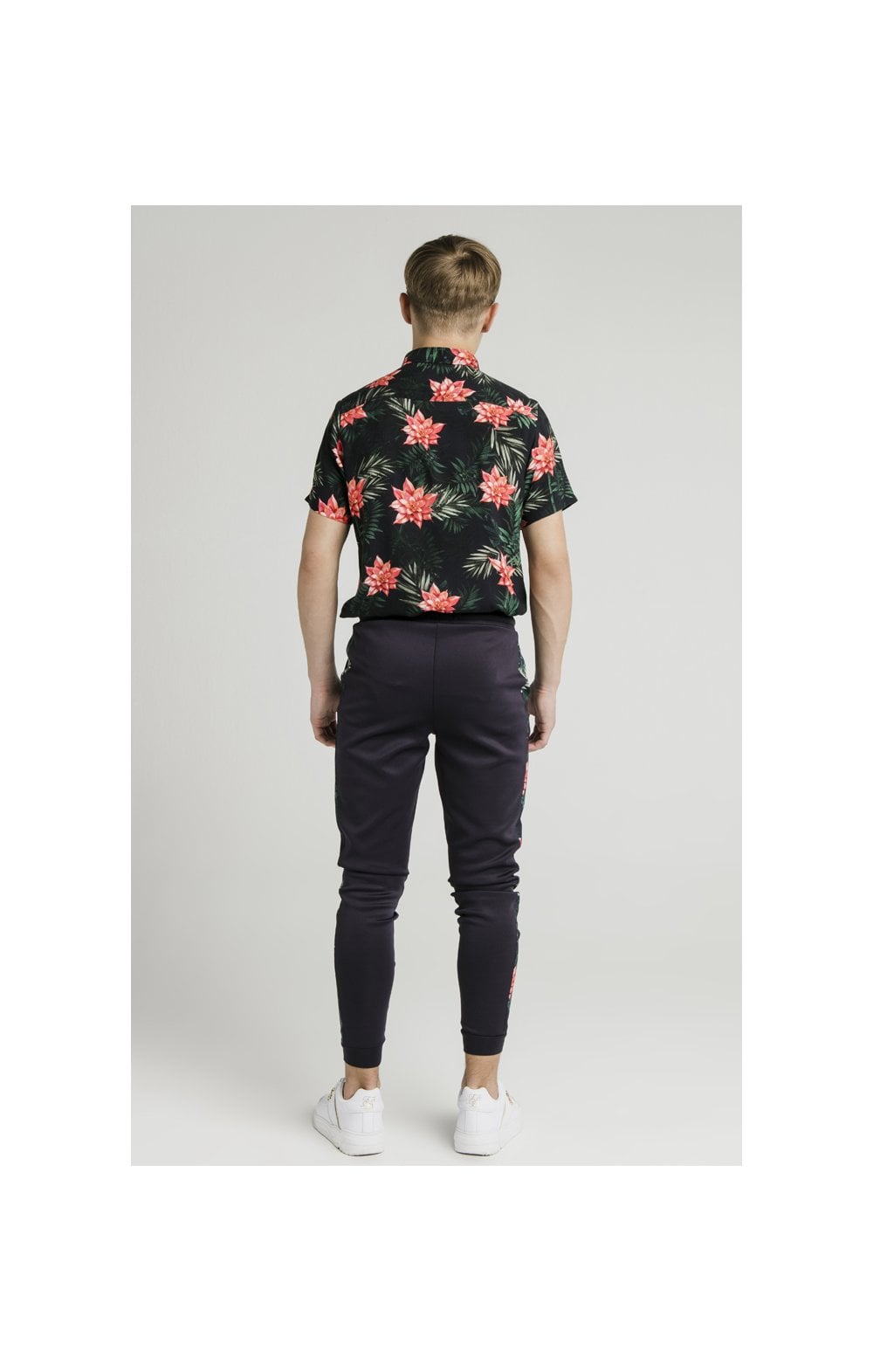 Load image into Gallery viewer, Illusive London Resort Shirt - Navy Floral (6)