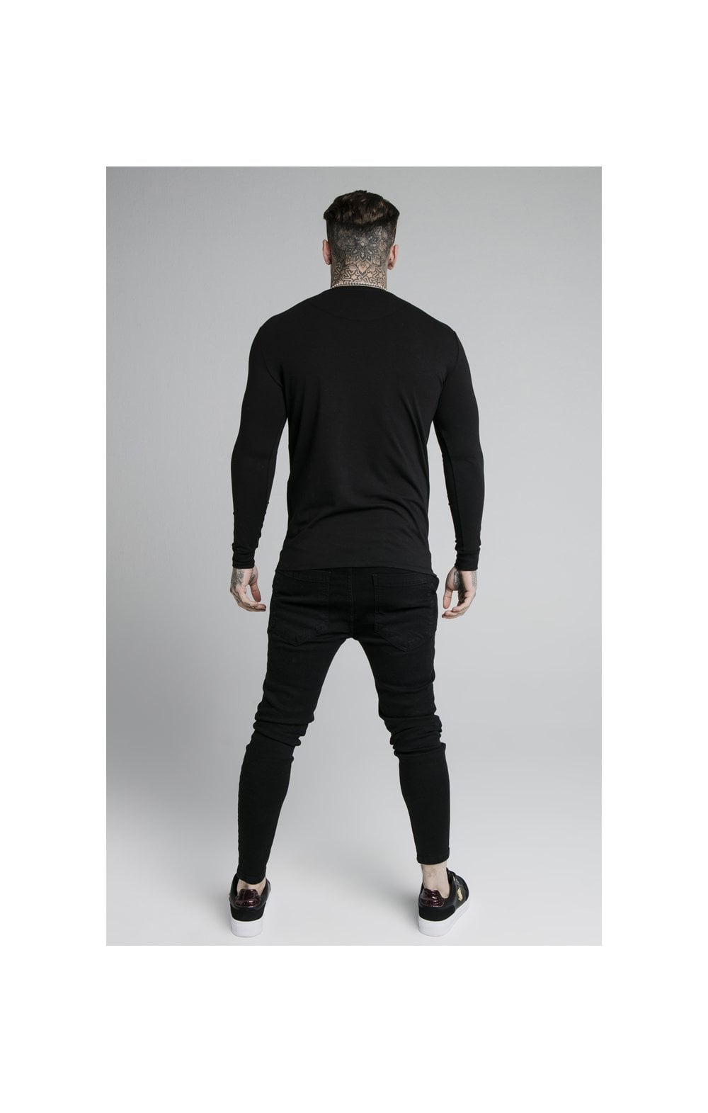 Load image into Gallery viewer, Black Essential Long Sleeve Muscle Fit T-Shirt (5)