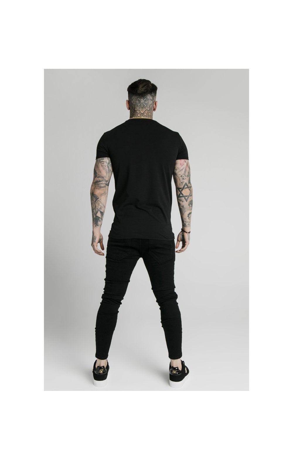Load image into Gallery viewer, SikSilk Straight Hem Gym Tee – Black &amp; Gold (5)