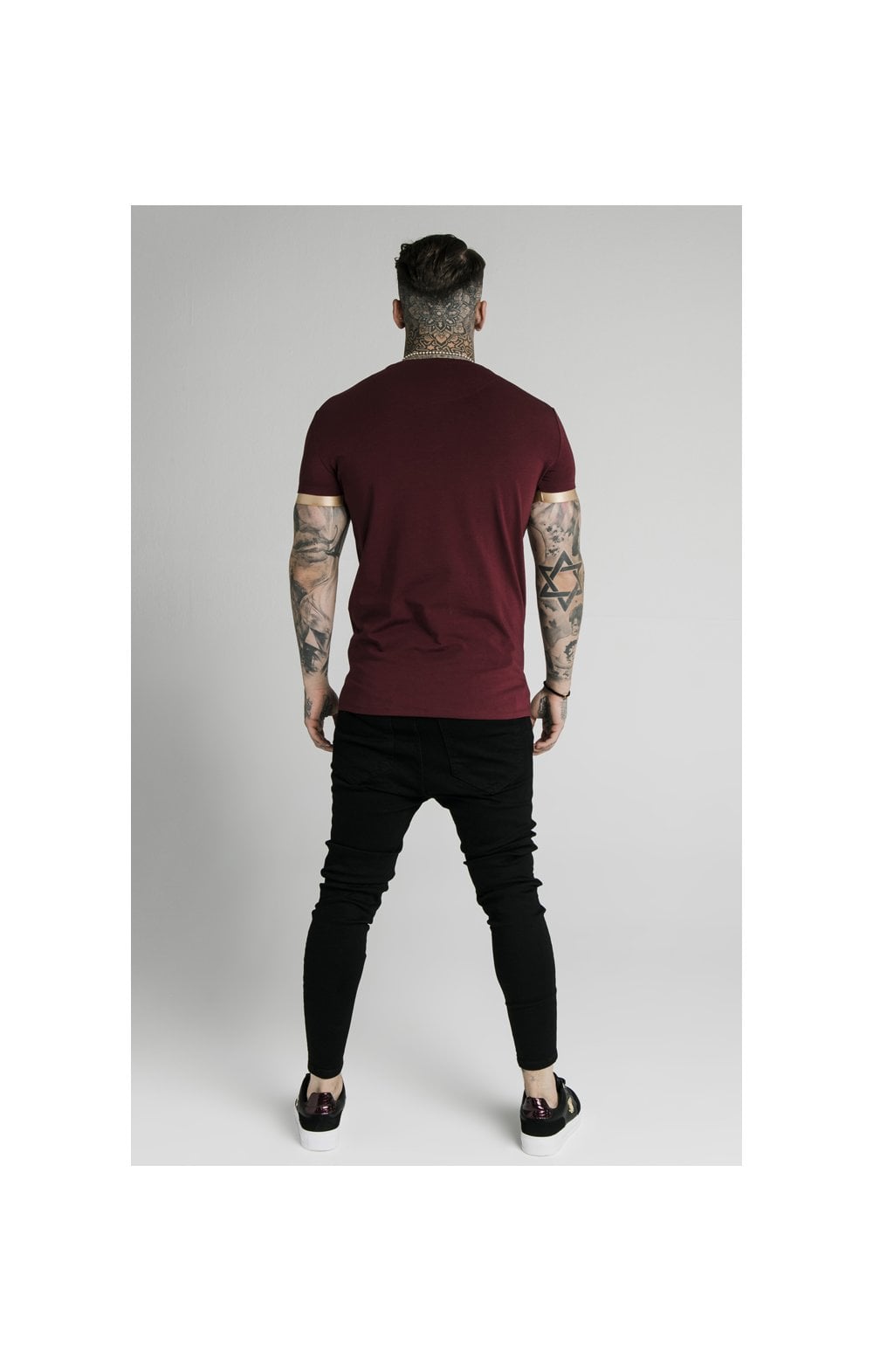 Load image into Gallery viewer, SikSilk S/S Inset Cuff Gym Tee – Burgundy &amp; Gold (5)
