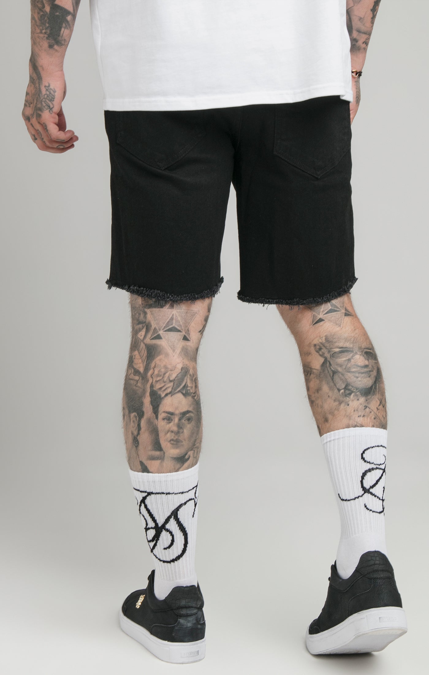 Load image into Gallery viewer, Black Raw Hem Relaxed Denim Short (3)