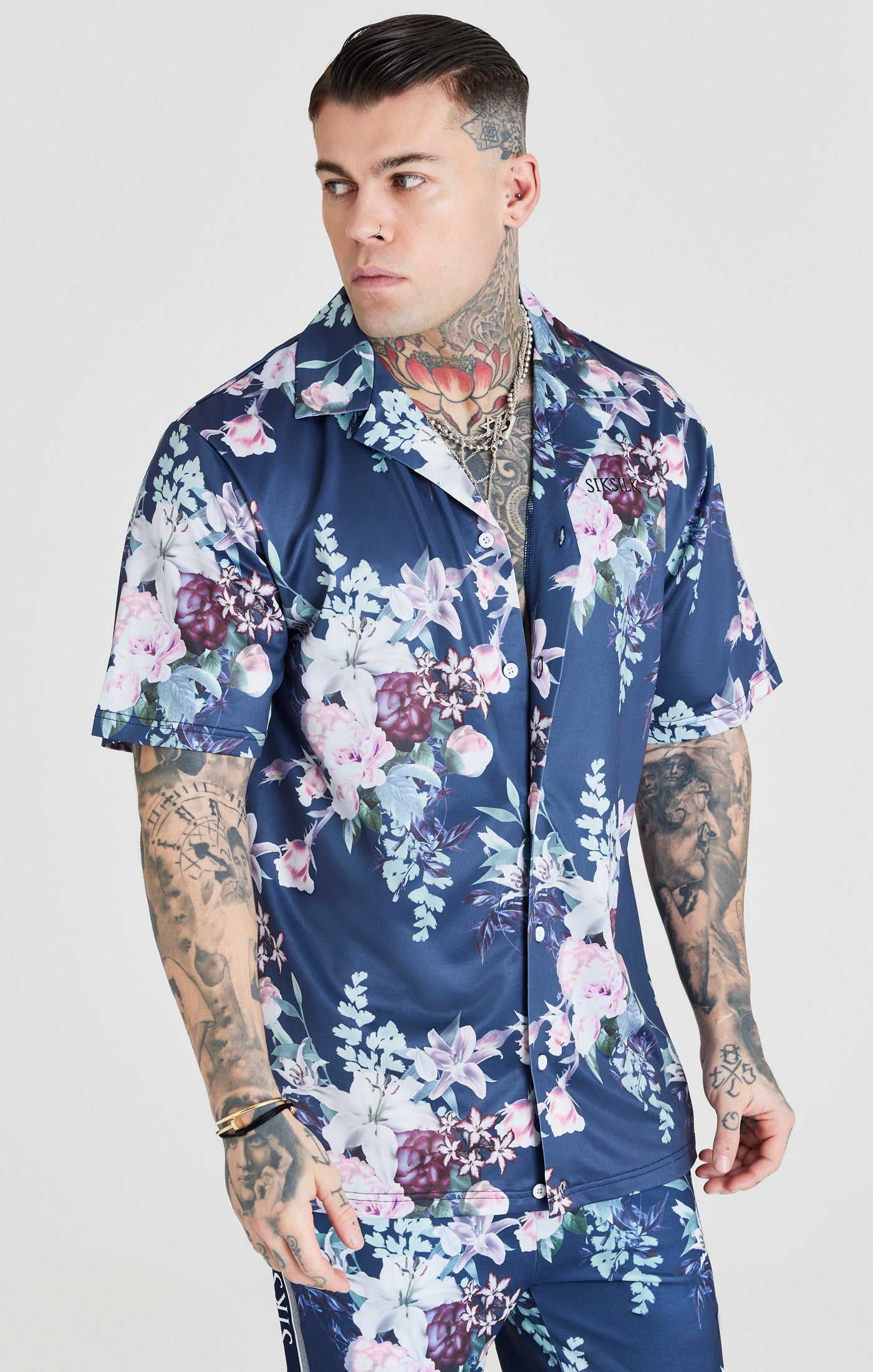 Load image into Gallery viewer, Navy Botanical Unisex Shirt (3)