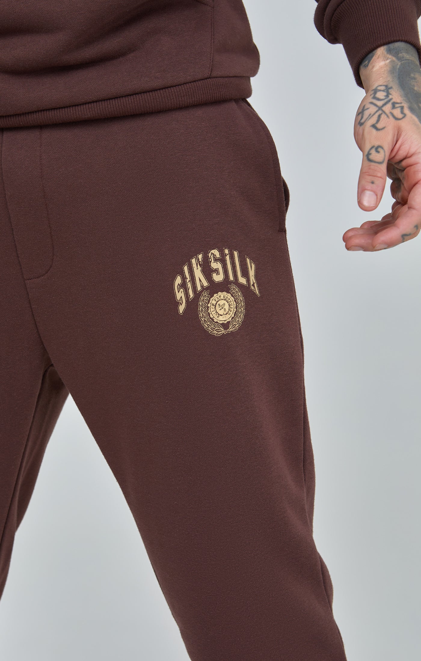 Load image into Gallery viewer, Relaxed Fit Varisty Logo Joggers (5)