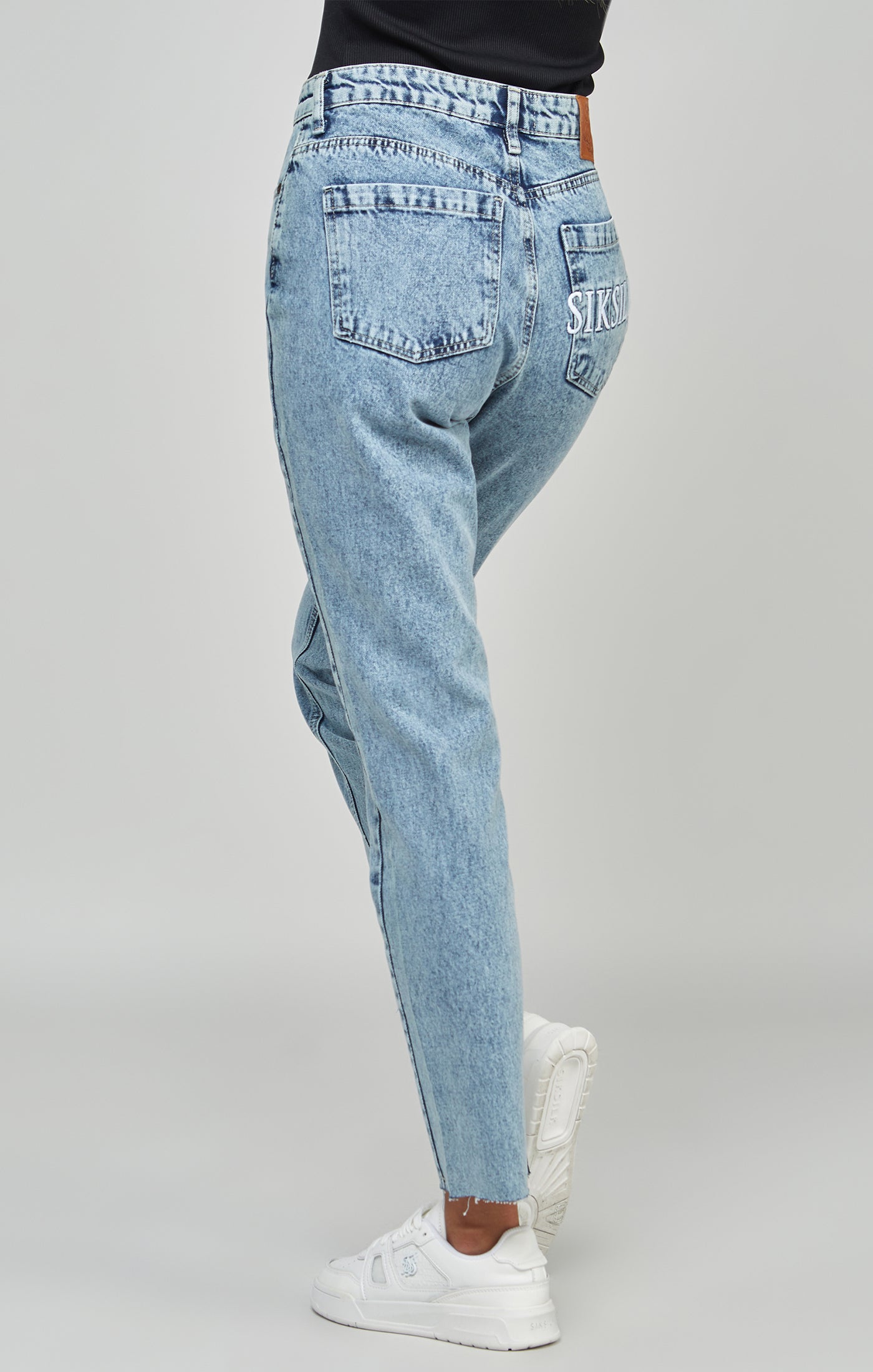 Load image into Gallery viewer, Light Blue Wash Embroidered Mom Jean (3)